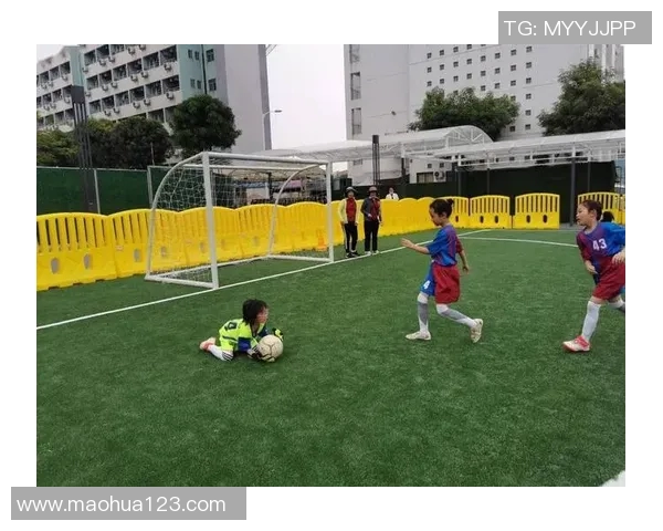 孩子与足球明星亲密合影瞬间展现梦想与激情的完美结合